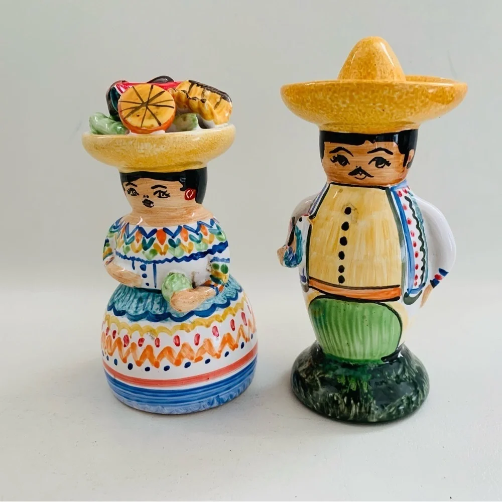 HandPainted MEXICAN FOLK ART Colorful SALT & PEPPER Couple SHAKERS Terracotta